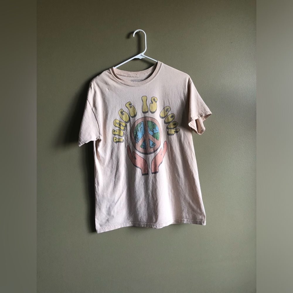 Buzz Women “Peace is cool” Cotton Graphic short sleeve tee Size Medium